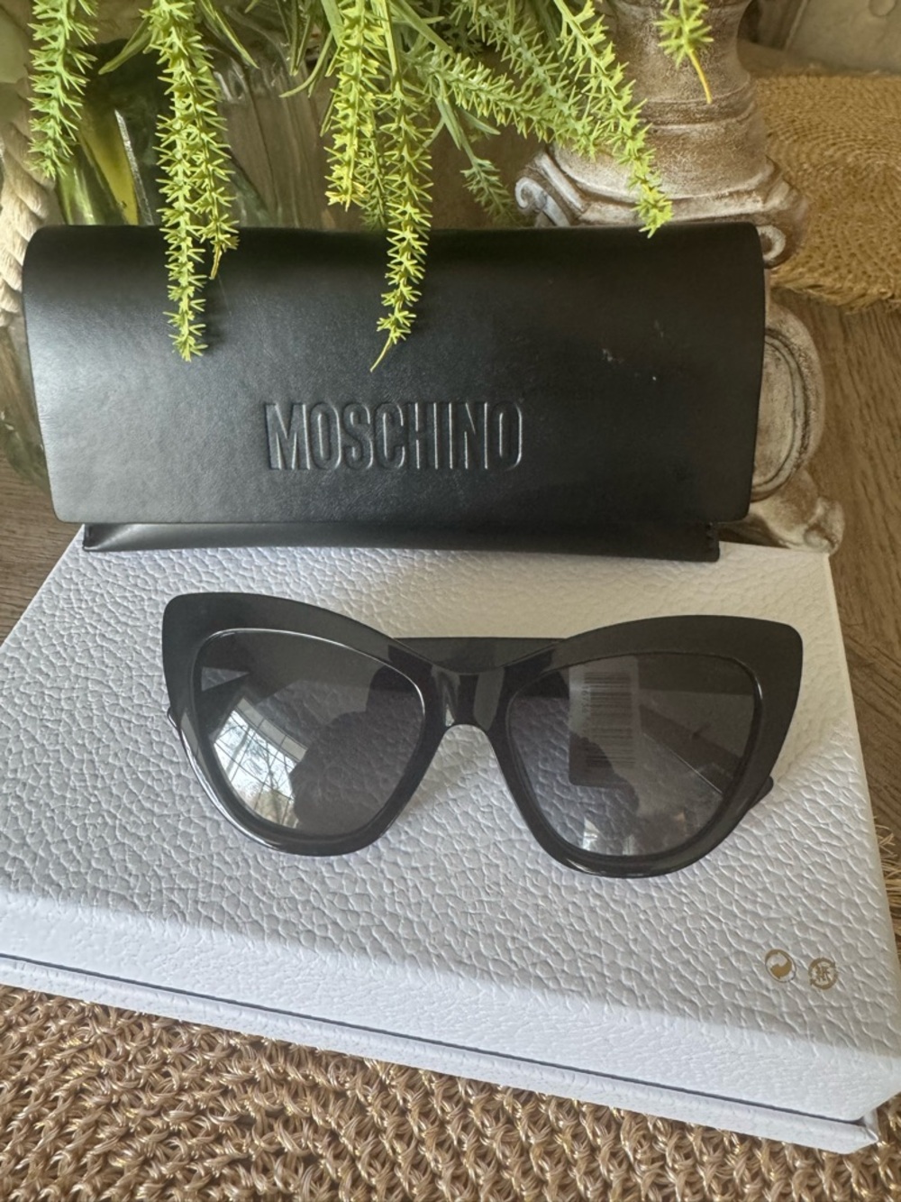 Moschino Cat-Eye Sunglasses Org $264 comes with Case & Lense Cleaning Cloth NWT